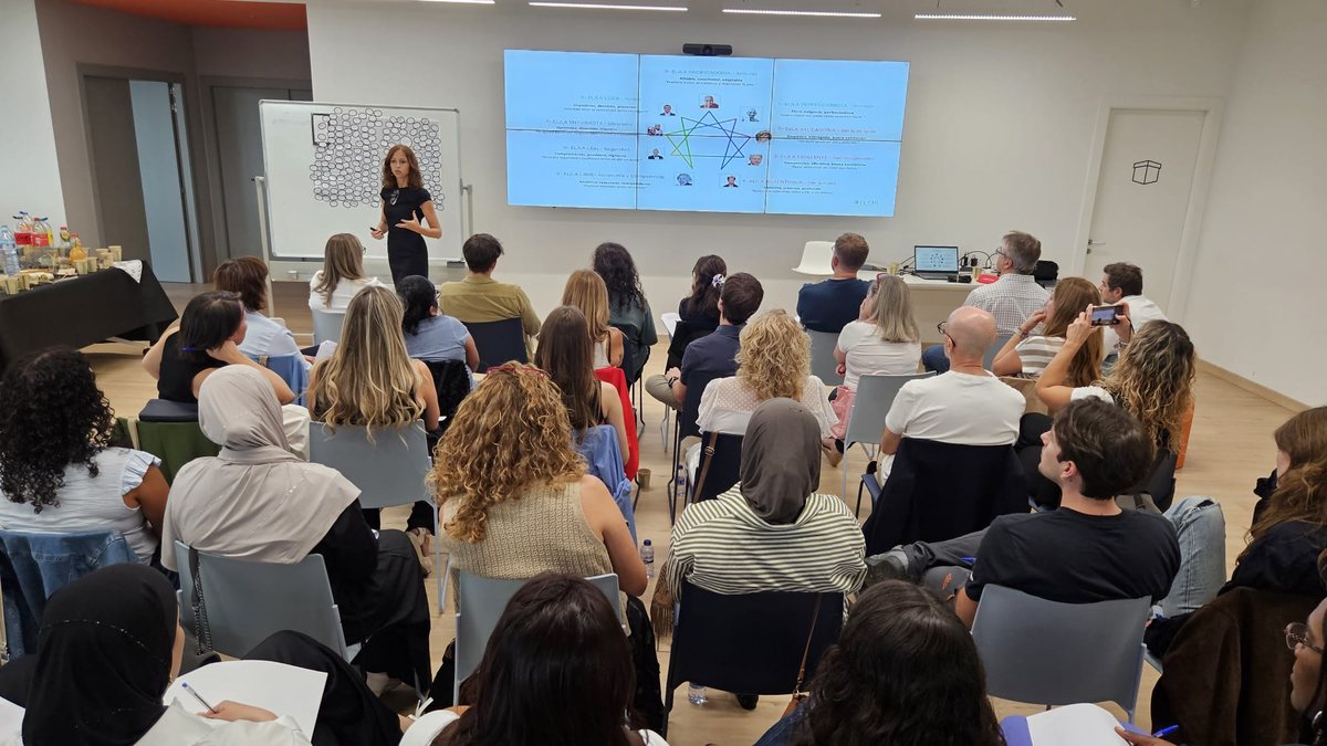 Flor Aparicio, de pie ante una sala llena, explica los nueve estilos de personalidad proyectados en la pantalla
